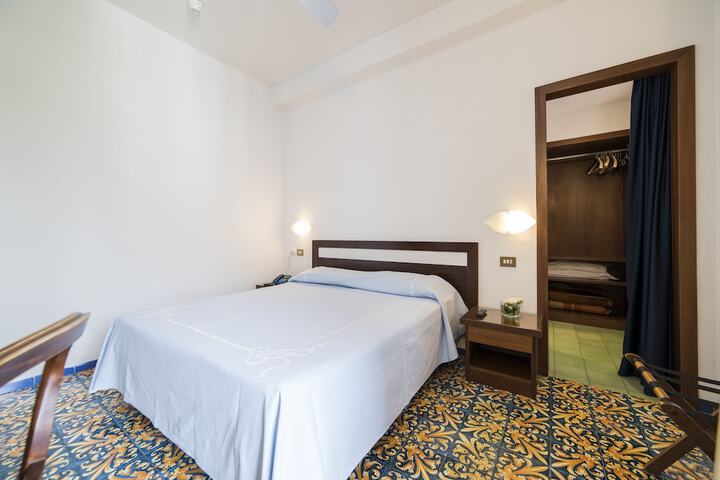 Room 40 of 85
