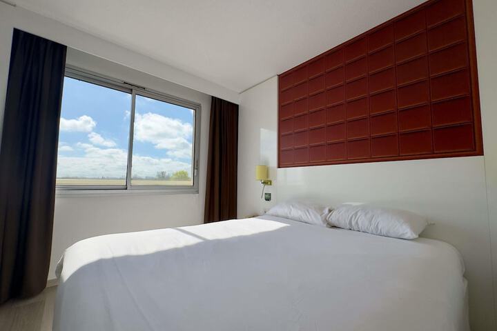 Room 25 of 76