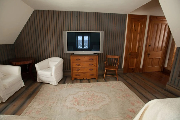 Room 5 of 9