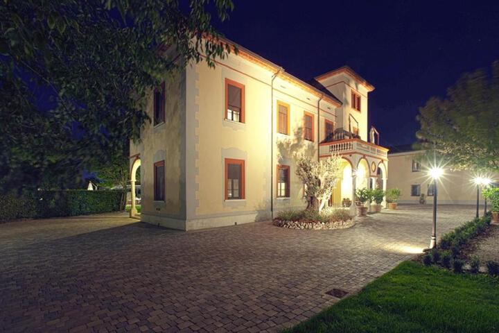 Photo 10