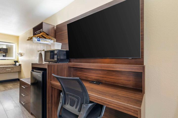 2 Queen Beds Microwave and Refrigerator WiFi Full Breakfast (5 of 17)