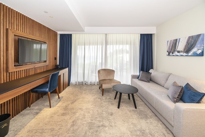 Room 8 of 77