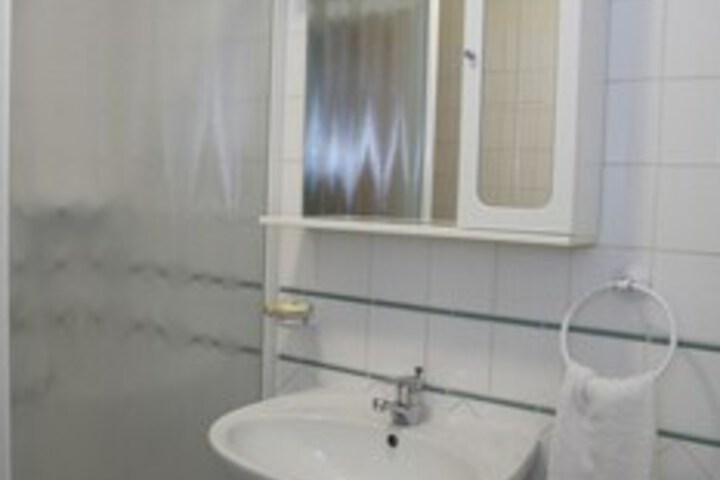 Room 4 of 40