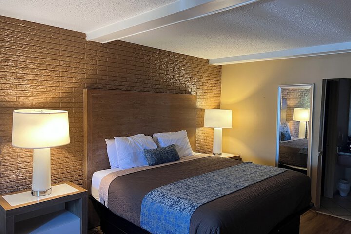 1 King Bed (13 of 17)