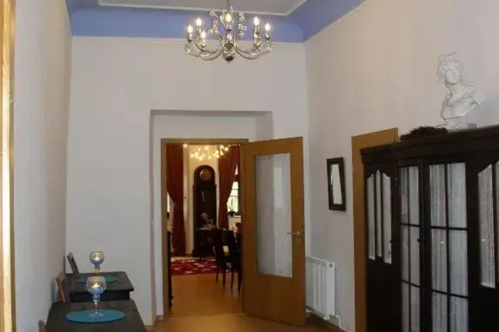 Room 11 of 18