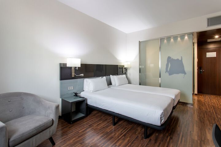 Room 10 of 48