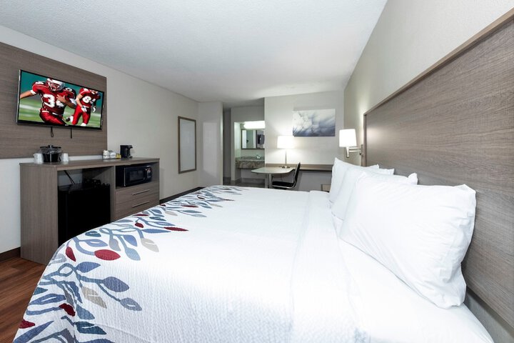 Deluxe King Room (5 of 24)