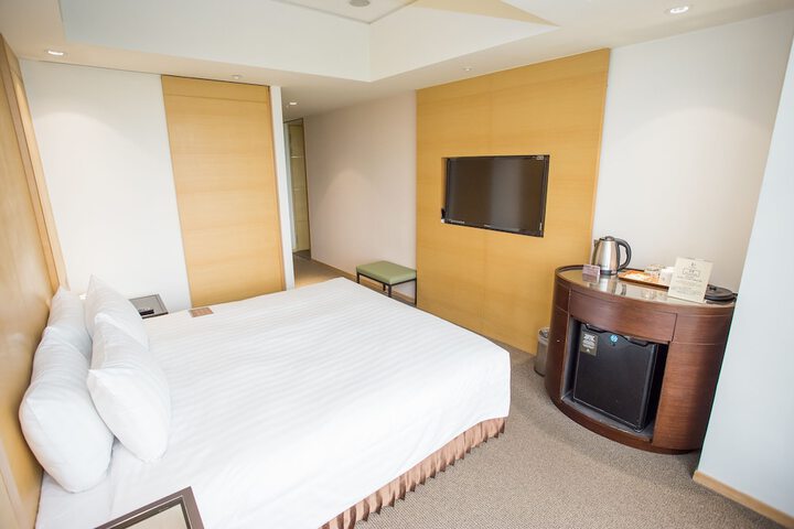 Room 18 of 145