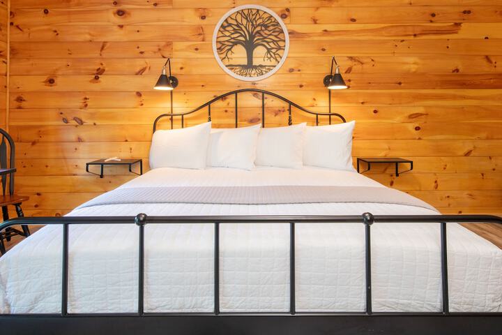 Clear Creek Lodge Handicap Accessible King Room (2 of 41)