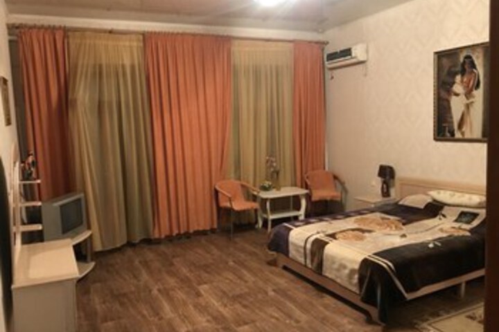 Room 5 of 8