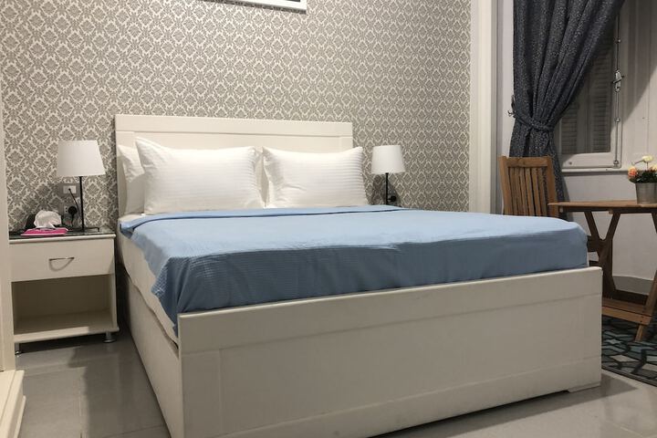 Room 9 of 32