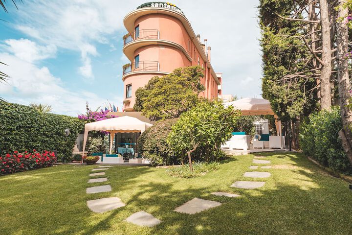 Hotel Exterior 18 of 20