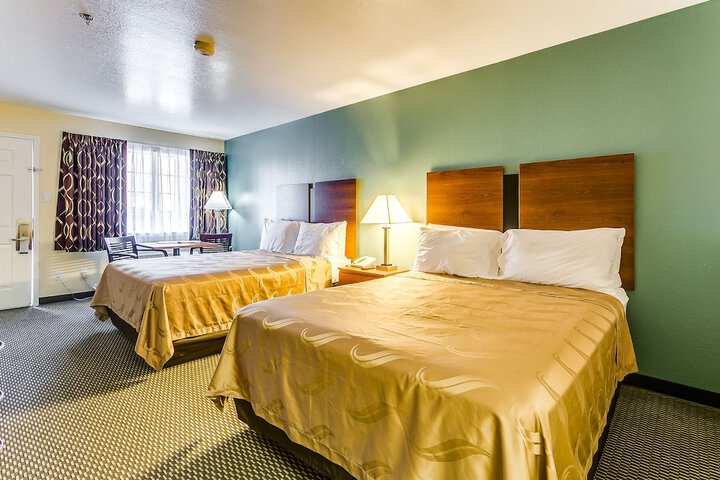 1 Queen Bed (3 of 5)