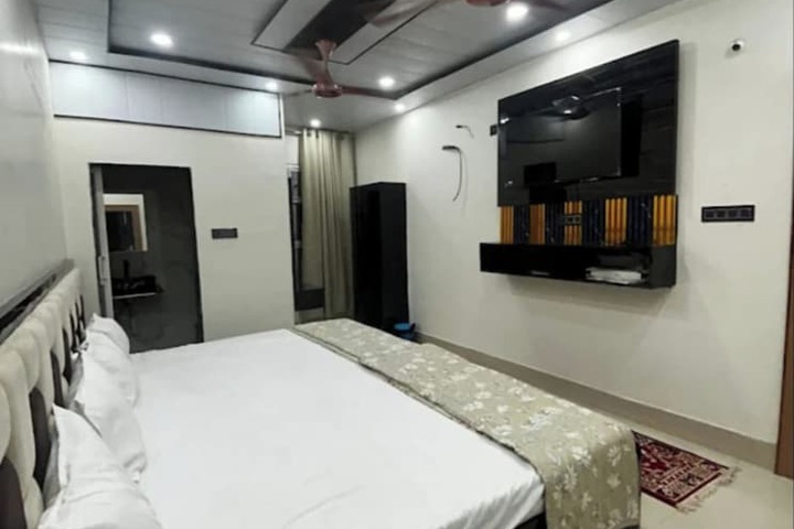 Room 6 of 12