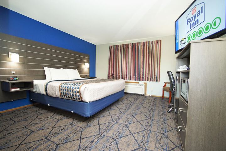Deluxe King Bed (3 of 14)