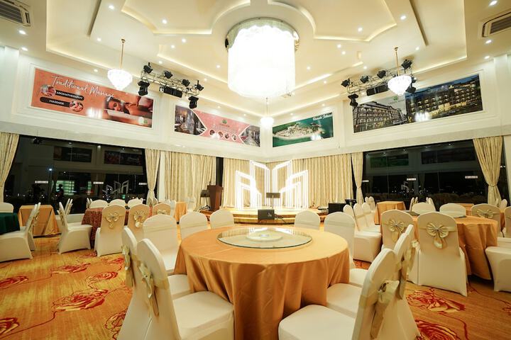 Ballroom/Hall 35 of 36