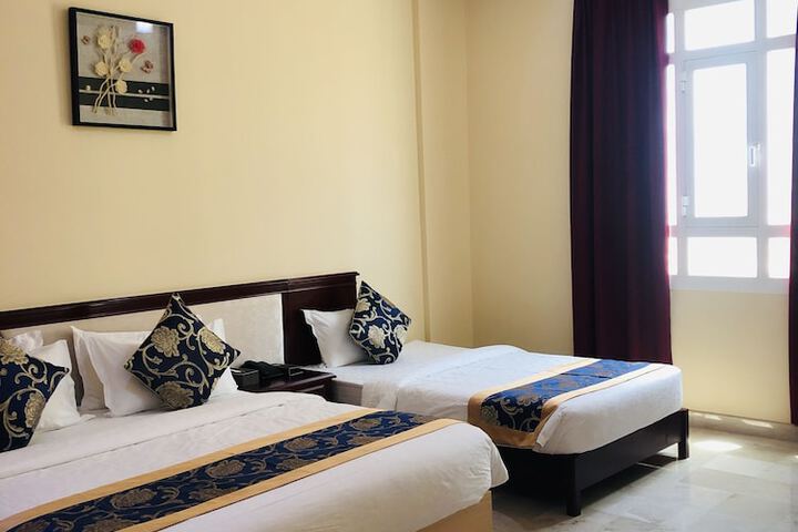 Room 4 of 9