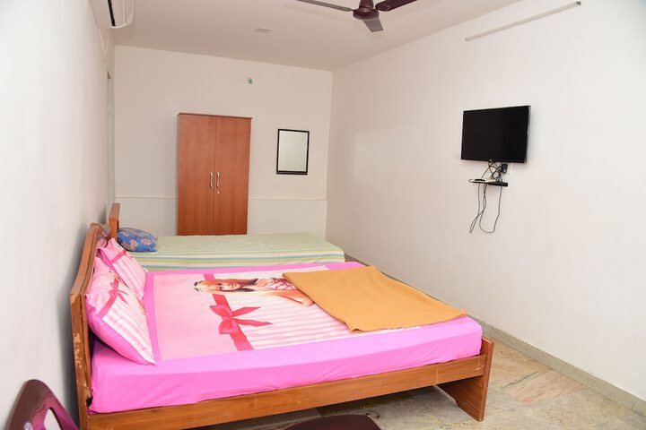 Room 5 of 9