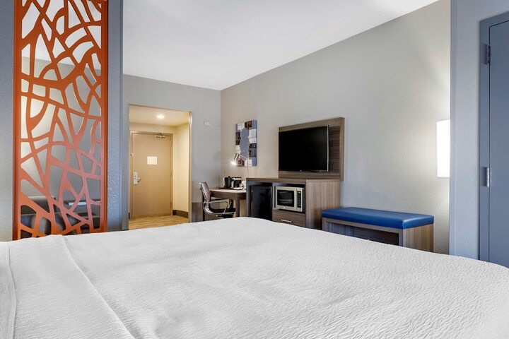 1 King Bed Microwave and Refrigerator WiFi Full Breakfast (9 of 9)