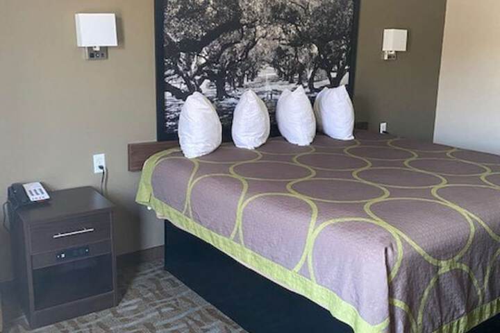 Room 4 of 28