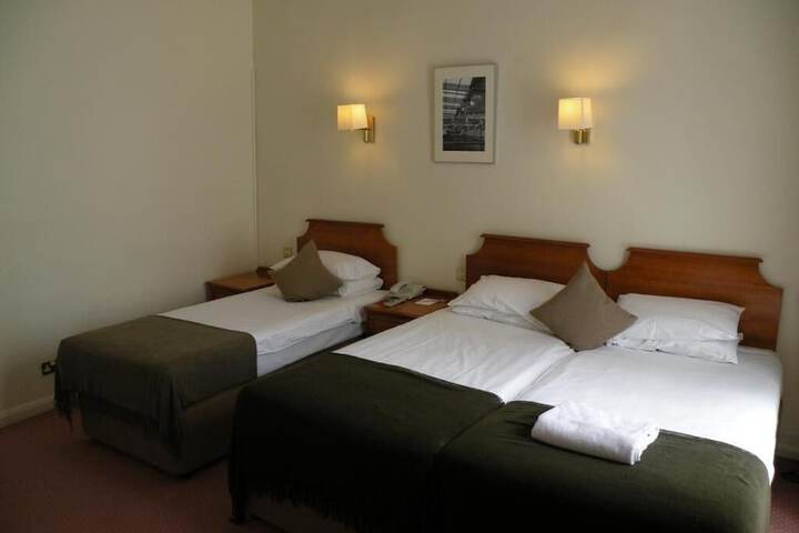 Room 9 of 33