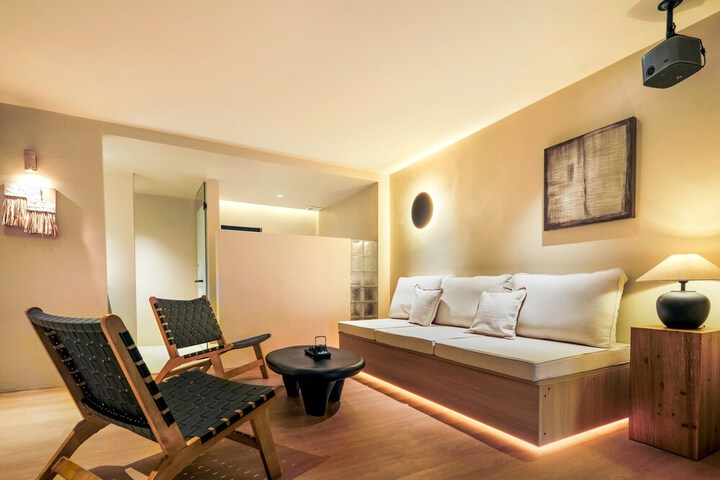 Room 3 of 87