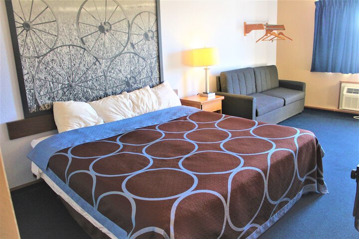 1 King Bed (5 of 13)