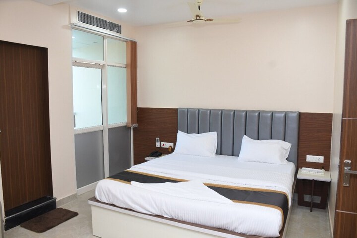 Room 6 of 18
