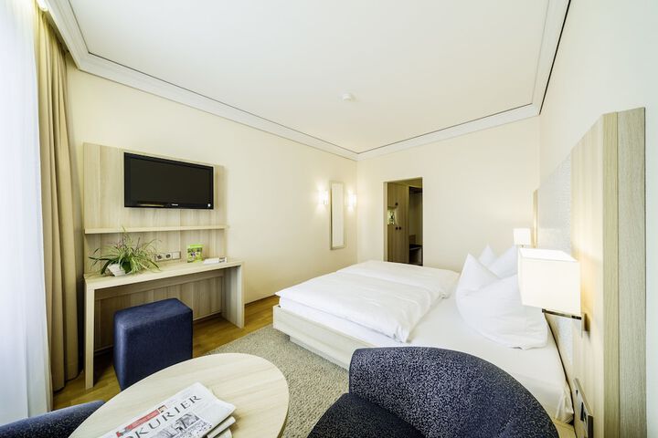 Room 8 of 76