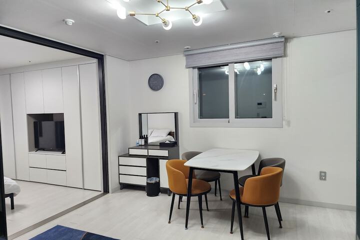 Room 5 of 18