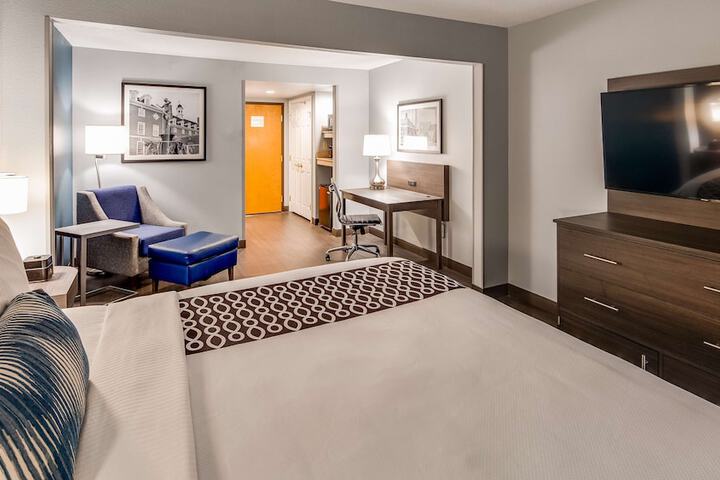 1 King Bed Pet Friendly Bathtub Accessible (14 of 22)