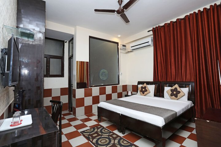 Room 12 of 19
