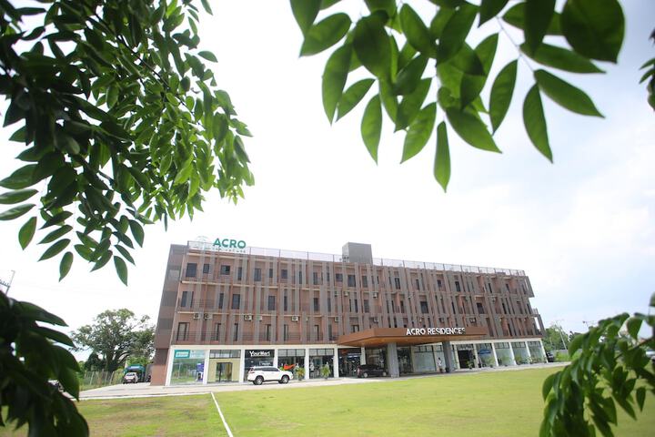 Hotel Exterior 62 of 64