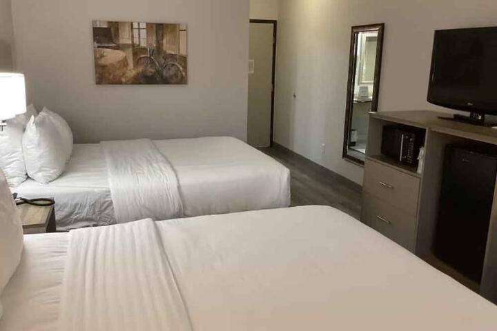 2 Queen Beds (9 of 14)