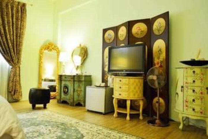 Room 10 of 19