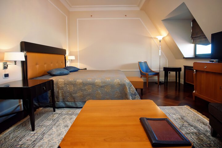 Room 27 of 166