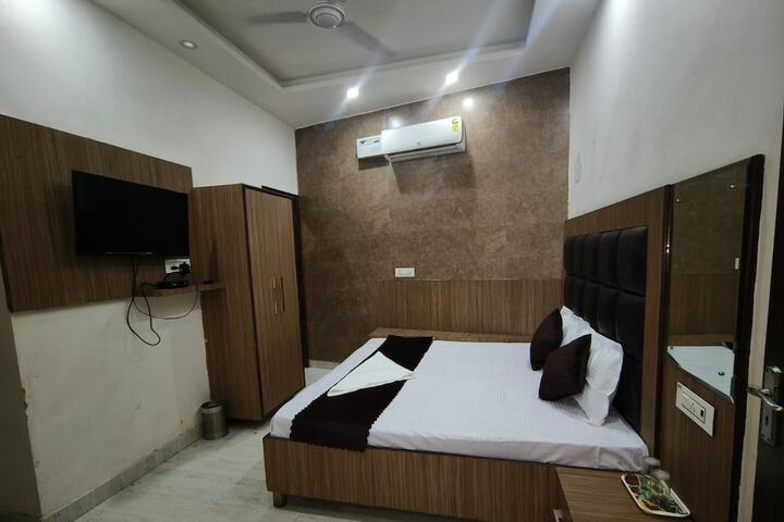 Room 6 of 11