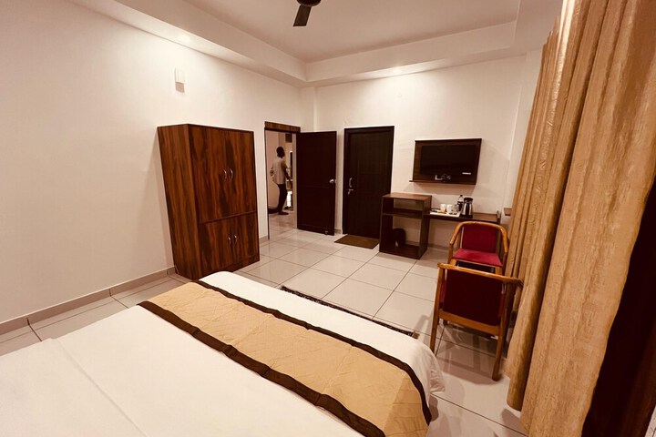 Room 7 of 10