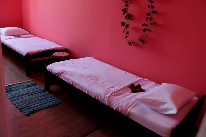 Room 4 of 9