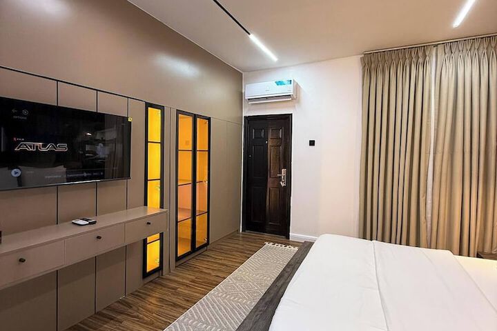 Room 8 of 32
