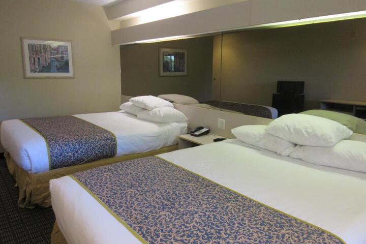 1 Queen Bed Room (2 of 11)