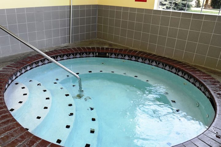 Indoor spa tub