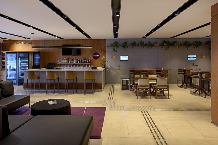 Lounge 34 of 49