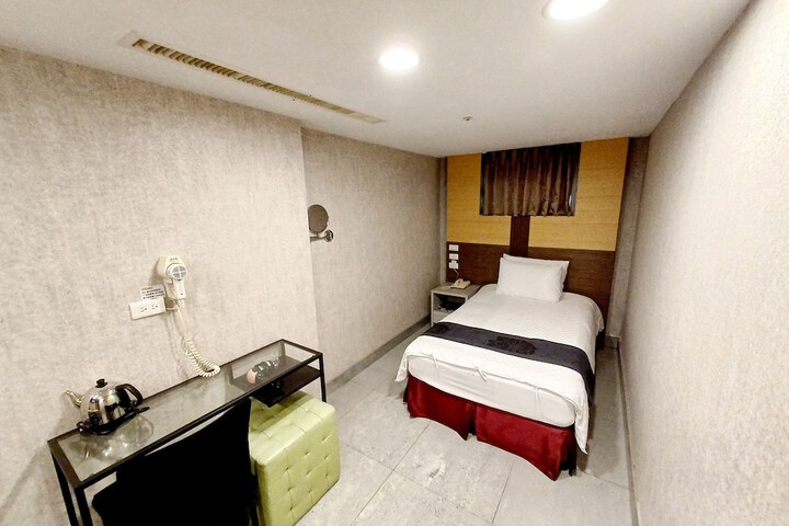 Room 27 of 61