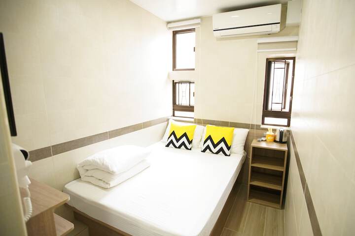 Room 35 of 195