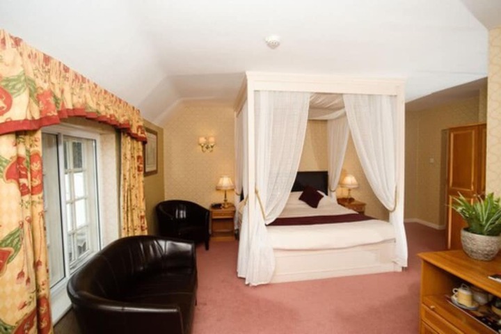 Room 4 of 63