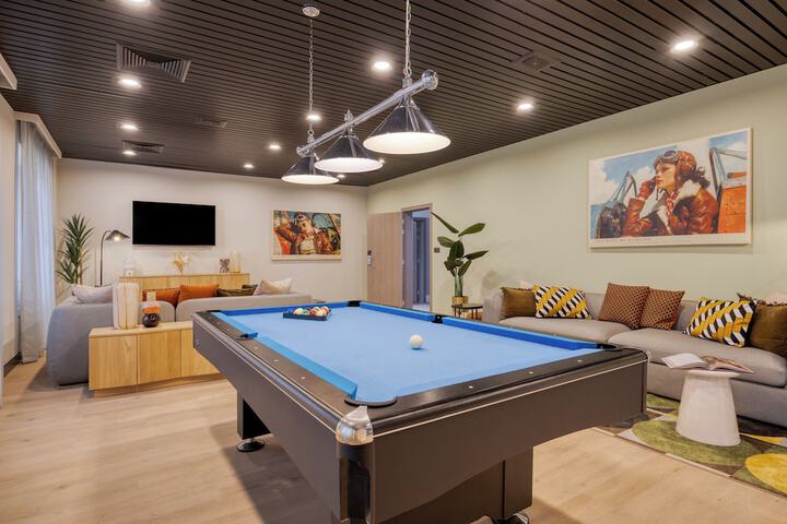 Lounge 105 of 111