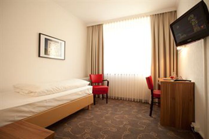 Room 6 of 11
