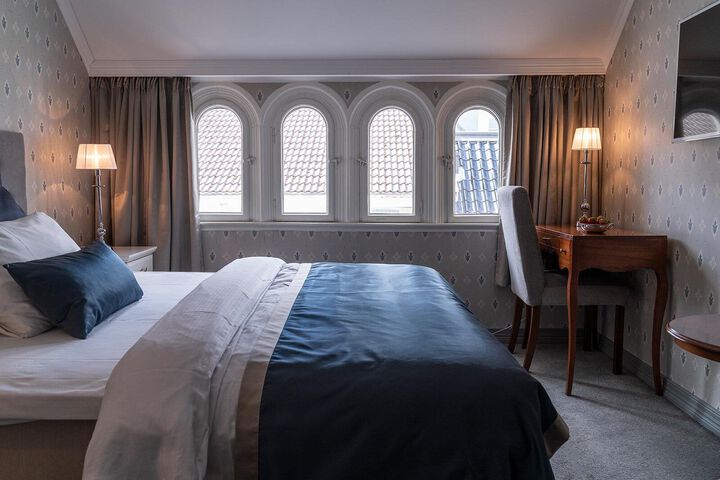 Room 4 of 7