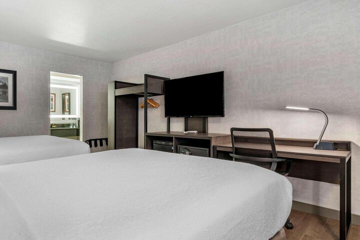 2 Queen Beds Pet Friendly Room Work Desk Microwave and Refrigerator Full Breakfast (4 of 18)